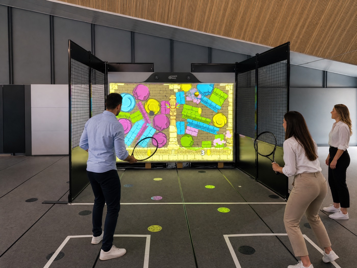 Le Multiball Kapeeh installé en intérieur, collaborateurs en train de jouer